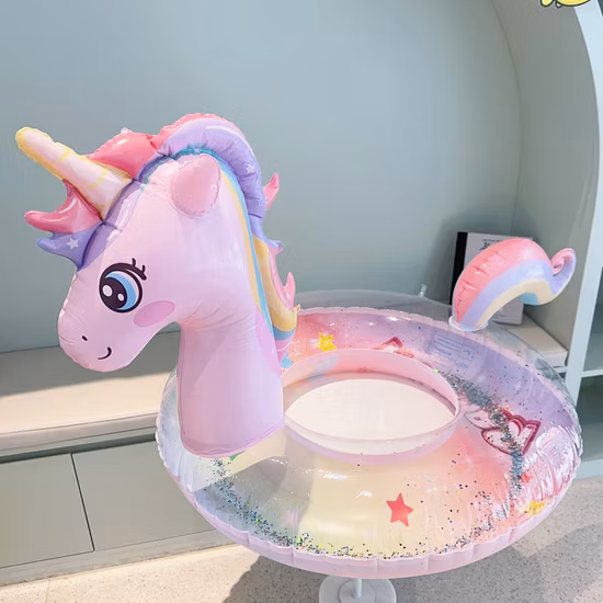 La playa linda interior y al aire libre juega el flotador inflable de la piscina del anillo de la natación de la piruleta